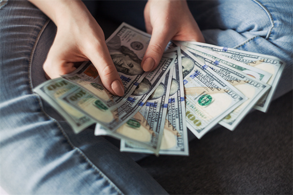 金价站上3300美元/盎司，有人抛售金饰一次净赚130万，回收商家却说生意难做