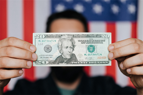 特朗普威胁对日韩等多国征25%关税，央行增持推动金价暴涨超2%